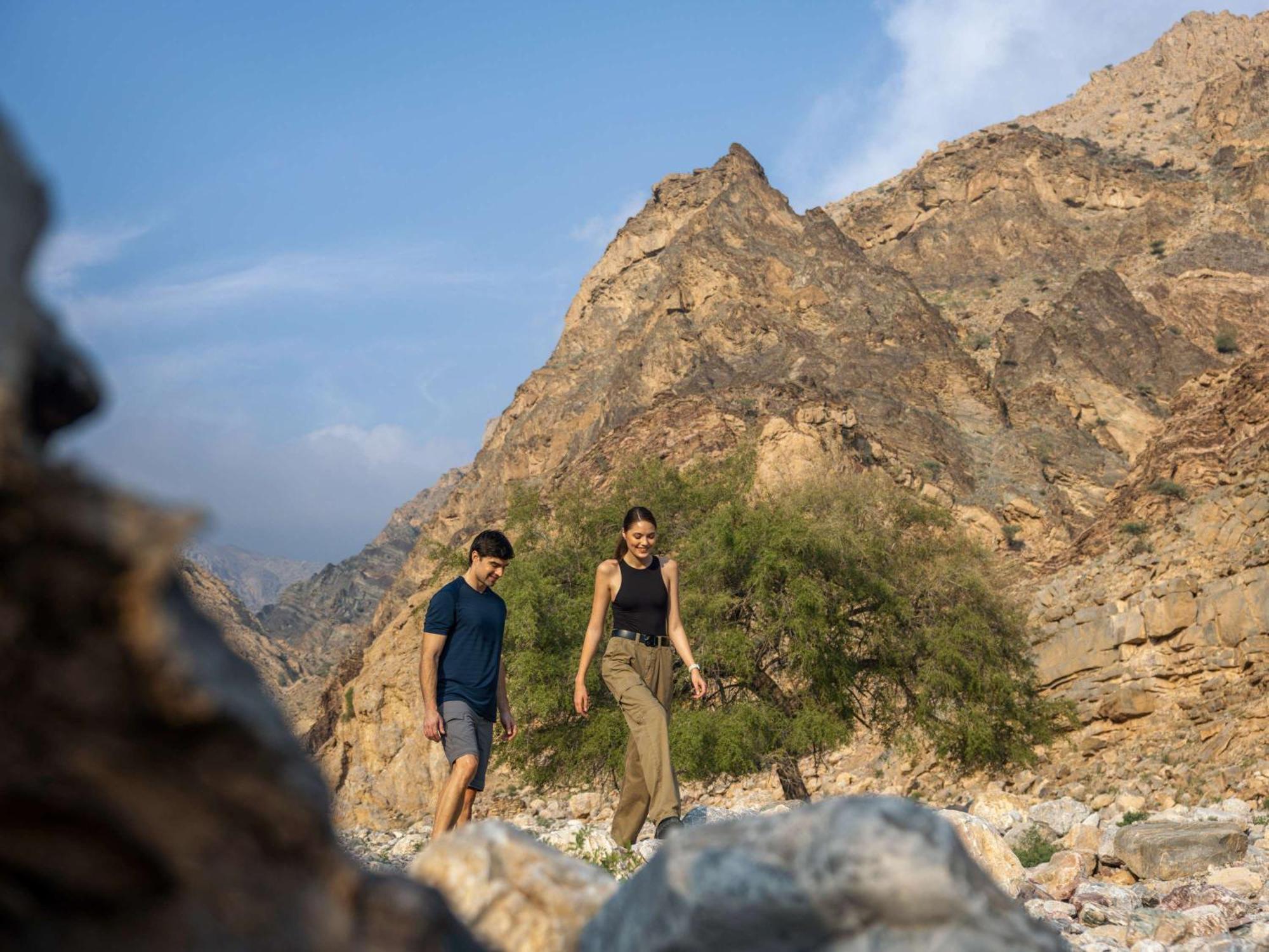 Fairmont Fujairah Beach Resort Dibba Kültér fotó Hiking in the Hajar Mountains